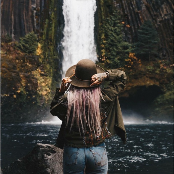 Meet your Posher, Alyssa - Picture 1 of 4